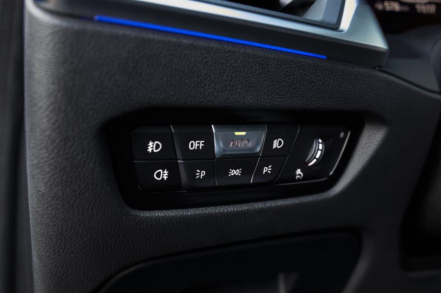 Детали интерьера BMW 330i M Sport (G20) 2019 года  (WW) (фото 185 из 284)